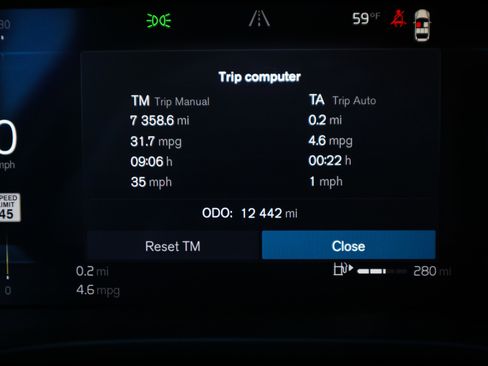 Used 2025 Volvo XC40 B5 Plus image 23