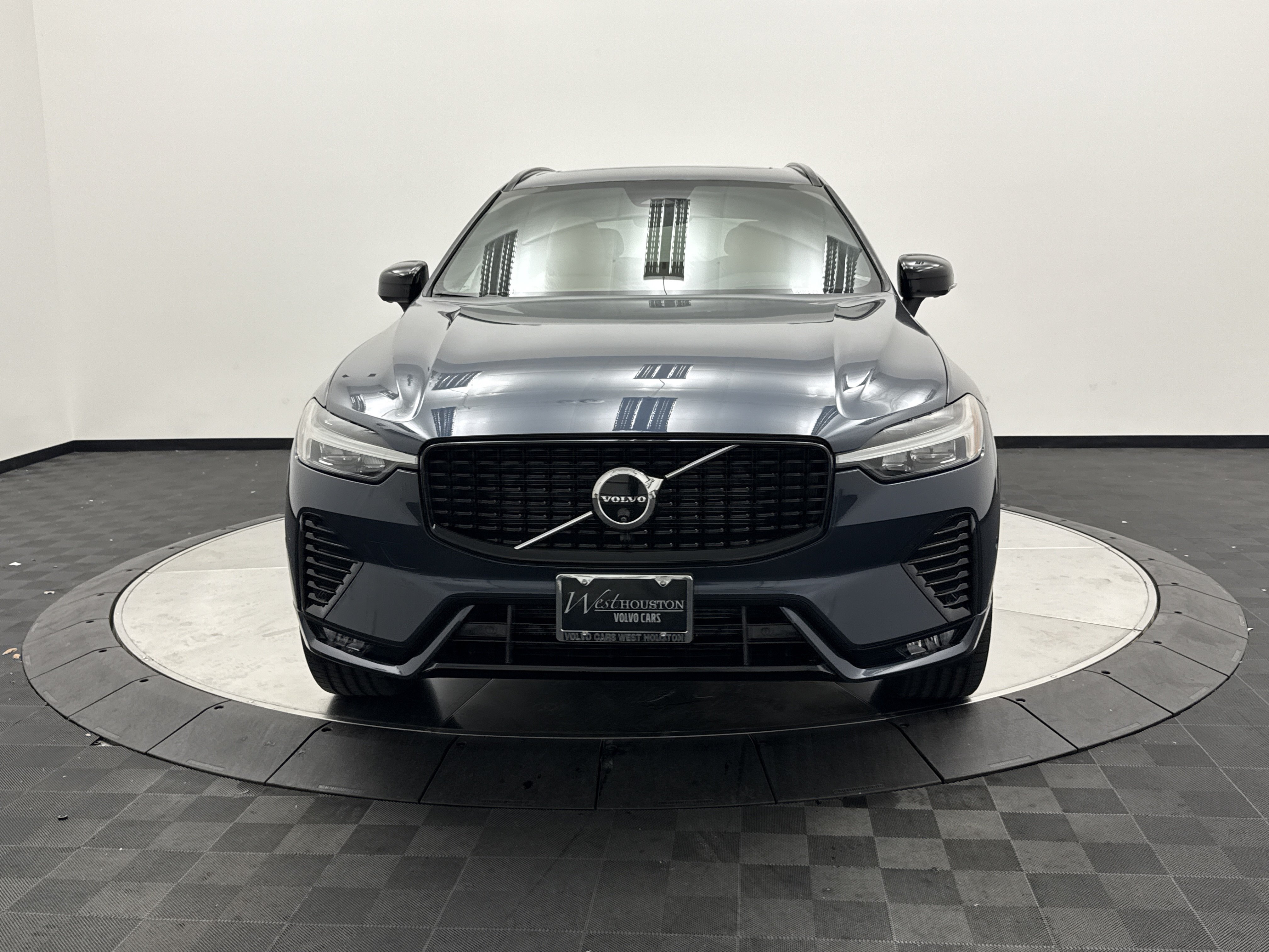 Certified 2024 Volvo XC60 B5 Ultimate w/ Protection Package Premier AWD/4WD image 2