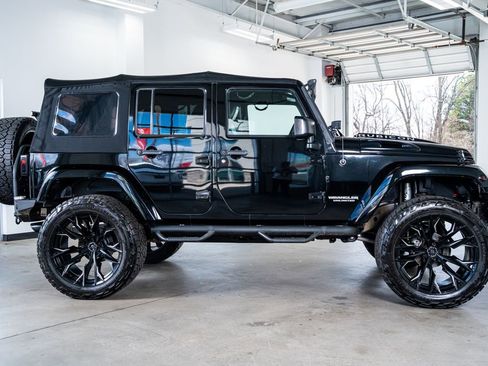 Used 2014 Jeep Wrangler Unlimited Rubicon w/ Connectivity Group image 5