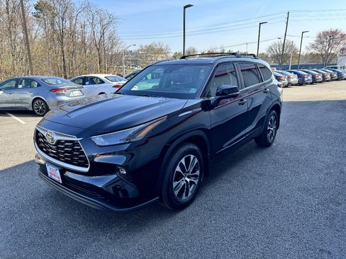 Used 2023 Toyota Highlander XLE image 2