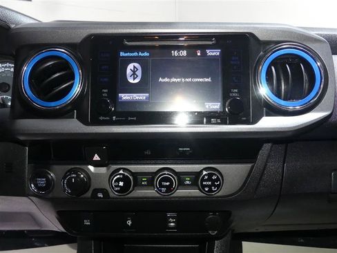 Used 2018 Toyota Tacoma TRD Sport AWD/4WD image 32