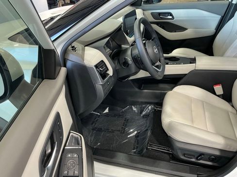 Used 2023 Nissan Rogue SL w/ SL Premium Package FWD image 5
