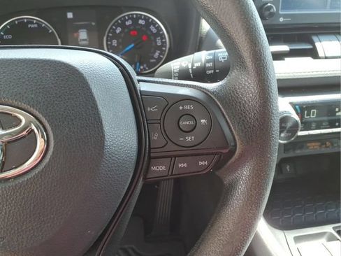 Used 2022 Toyota RAV4 XLE AWD/4WD image 17