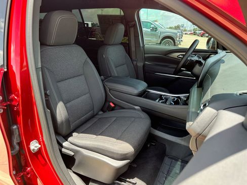 Used 2025 Chevrolet Traverse LT image 24