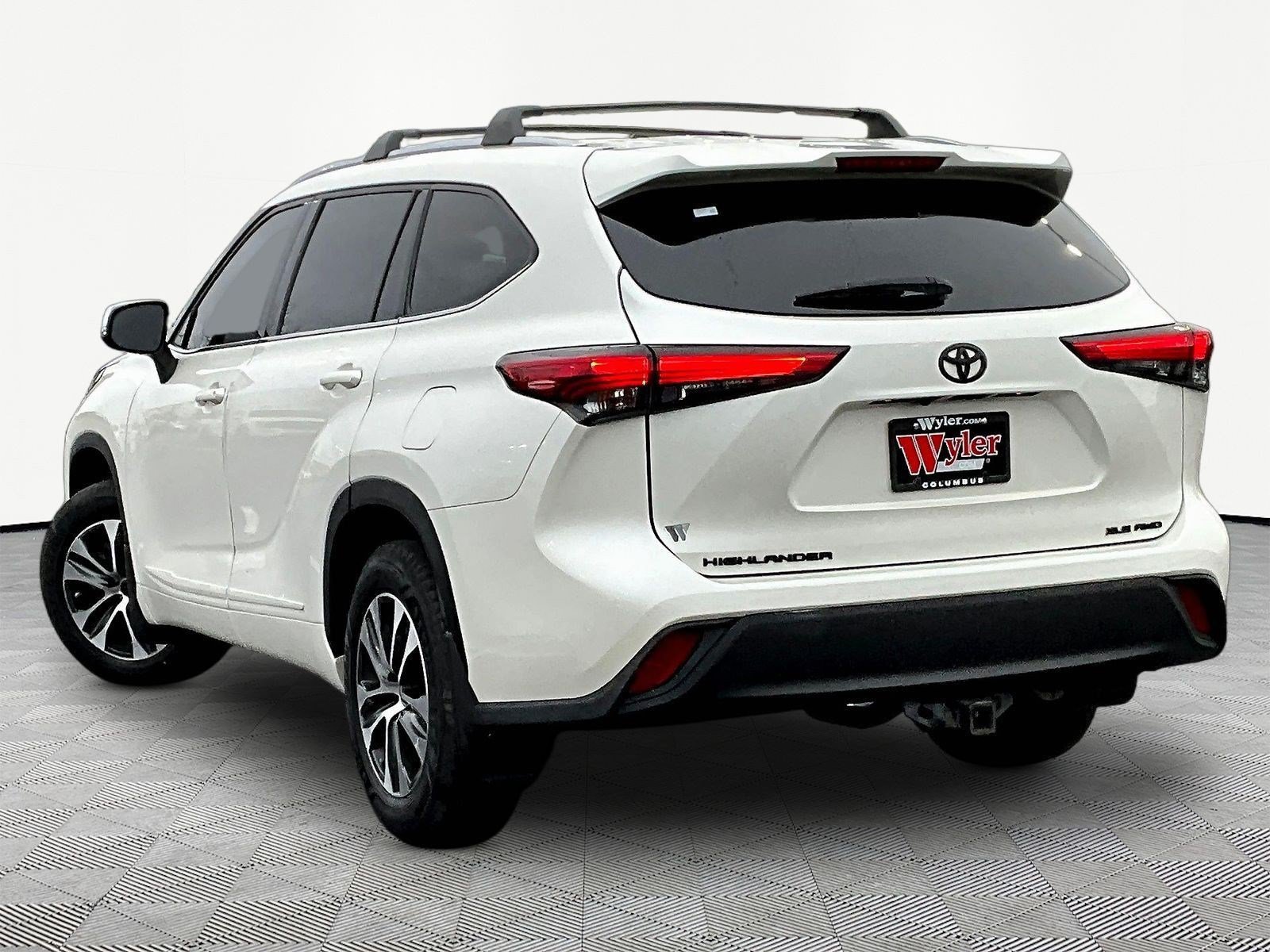 Used 2020 Toyota Highlander XLE AWD/4WD image 4