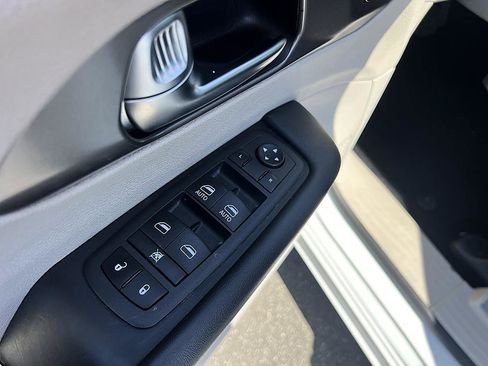 Used 2023 Chrysler Pacifica Touring-L FWD image 20
