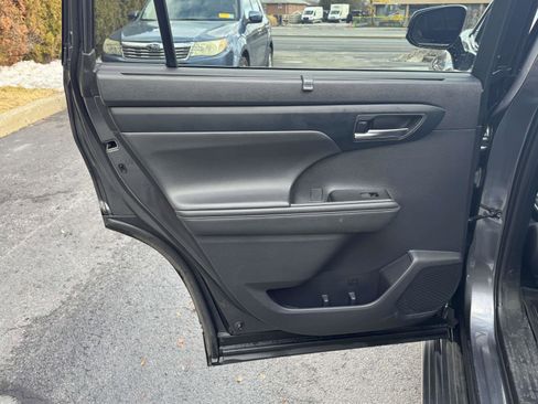 Used 2020 Toyota Highlander XLE image 11