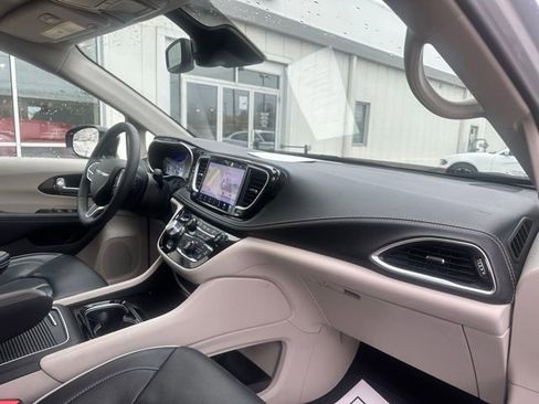 Used 2024 Chrysler Pacifica Limited FWD image 14