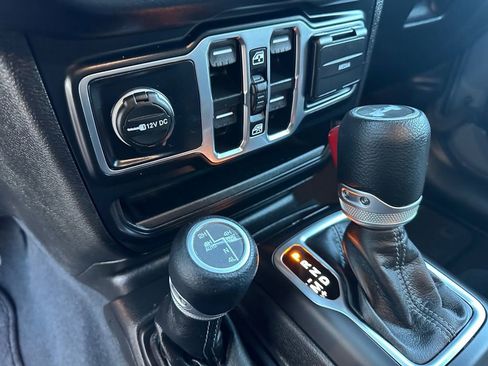 Used 2024 Jeep Wrangler Unlimited Sahara image 21