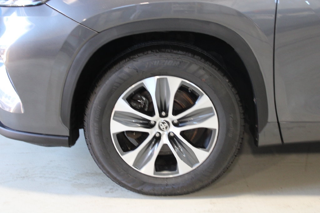 Used 2023 Toyota Highlander XLE AWD/4WD image 4