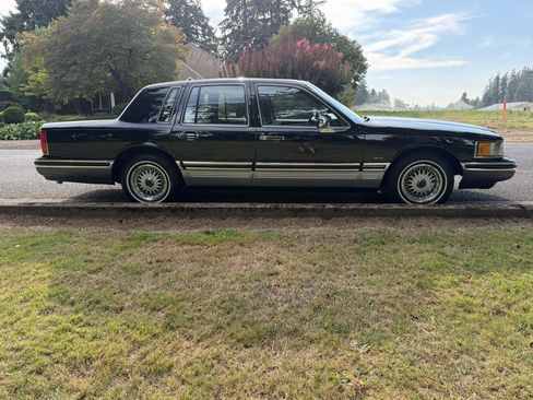 Used 1993 Lincoln Town Car Signature RWD image 10