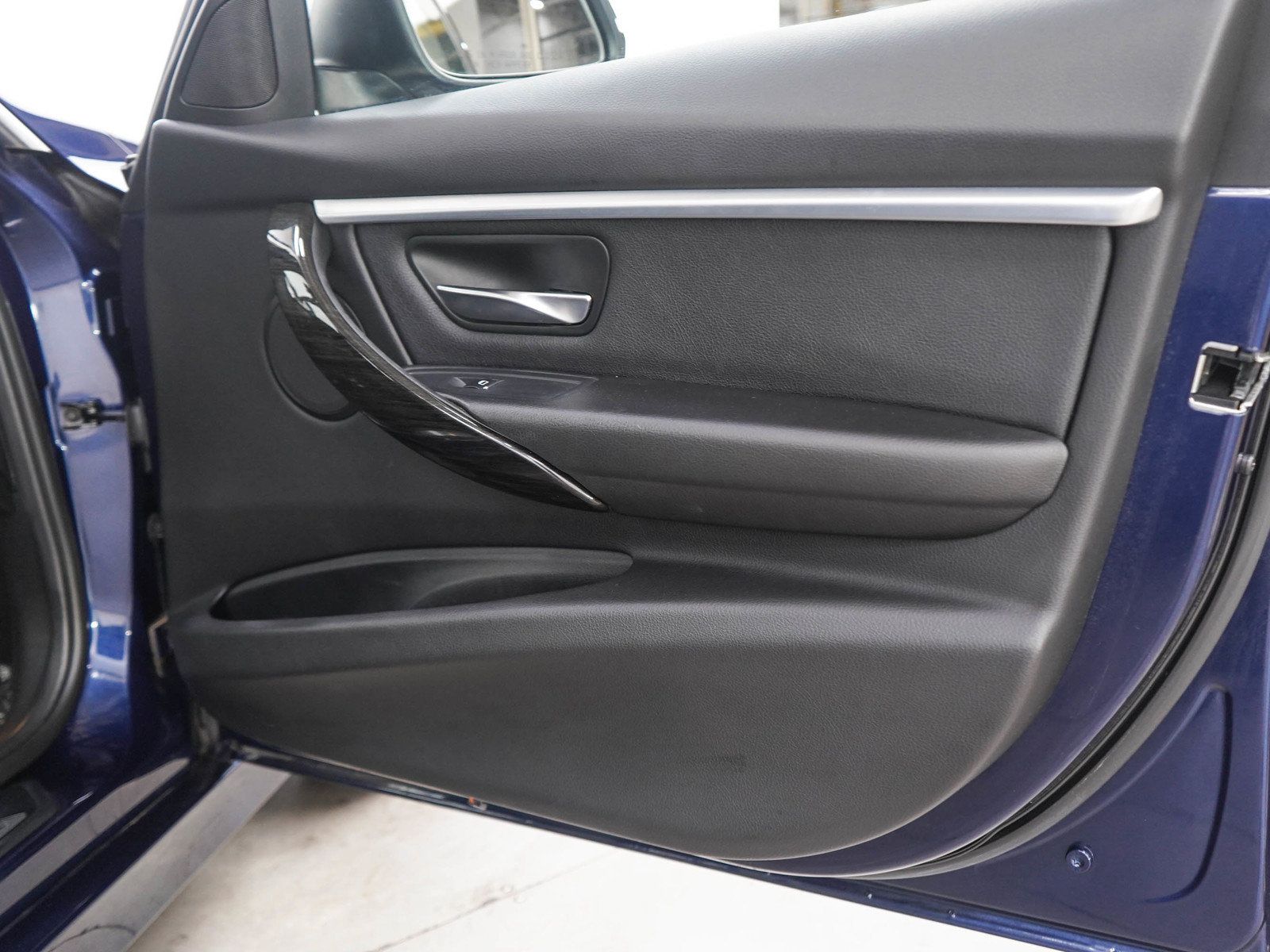 Used 2018 BMW 330i xDrive Sedan AWD/4WD image 9