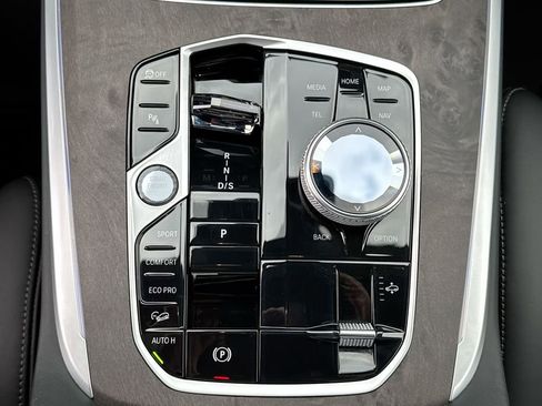 Used 2025 BMW X7 M60i image 18