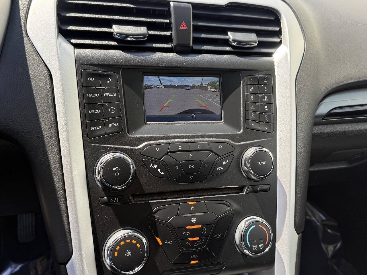 Used 2015 Ford Fusion SE w/ Equipment Group 201A FWD image 12