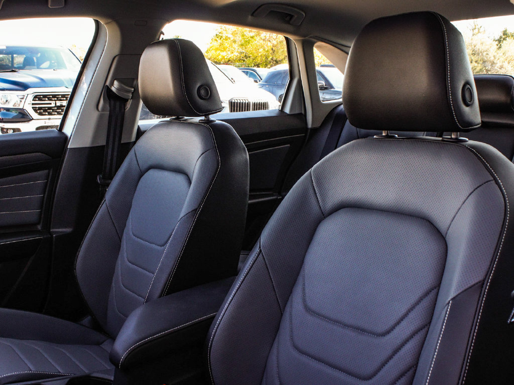 Used 2025 Volkswagen Jetta SEL FWD image 33