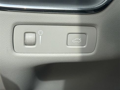 Used 2022 Volvo XC60 B5 Momentum image 11