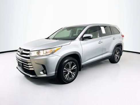 Used 2019 Toyota Highlander Plus AWD/4WD image 3