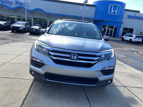 Used 2018 Honda Pilot Touring image 3