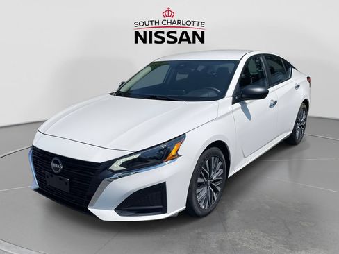 Used 2025 Nissan Altima 2.5 SV FWD image 3
