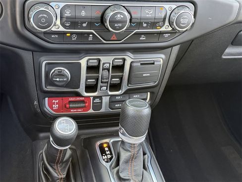 Used 2022 Jeep Gladiator Mojave w/ Cold Weather Group image 16