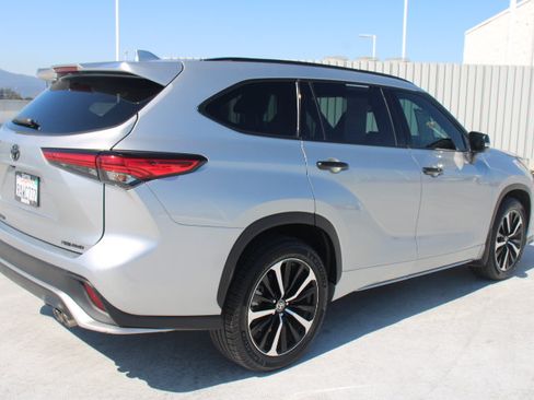 Used 2022 Toyota Highlander XSE AWD/4WD image 3