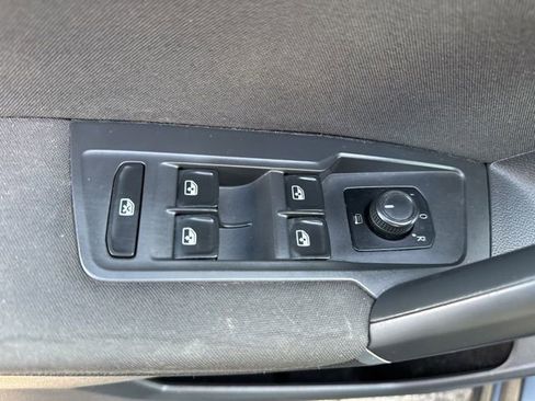 Used 2018 Volkswagen Tiguan S image 12