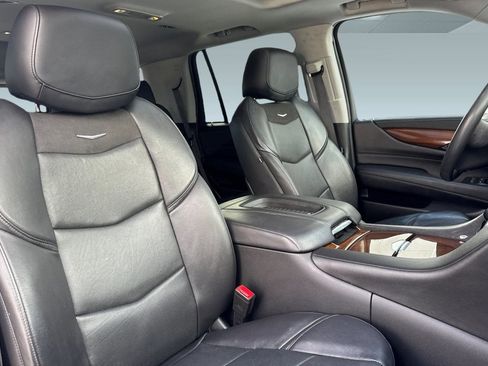 Used 2020 Cadillac Escalade Luxury w/ Escalade Sport Edition image 33