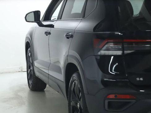 Certified 2025 Volkswagen Taos SE FWD image 42