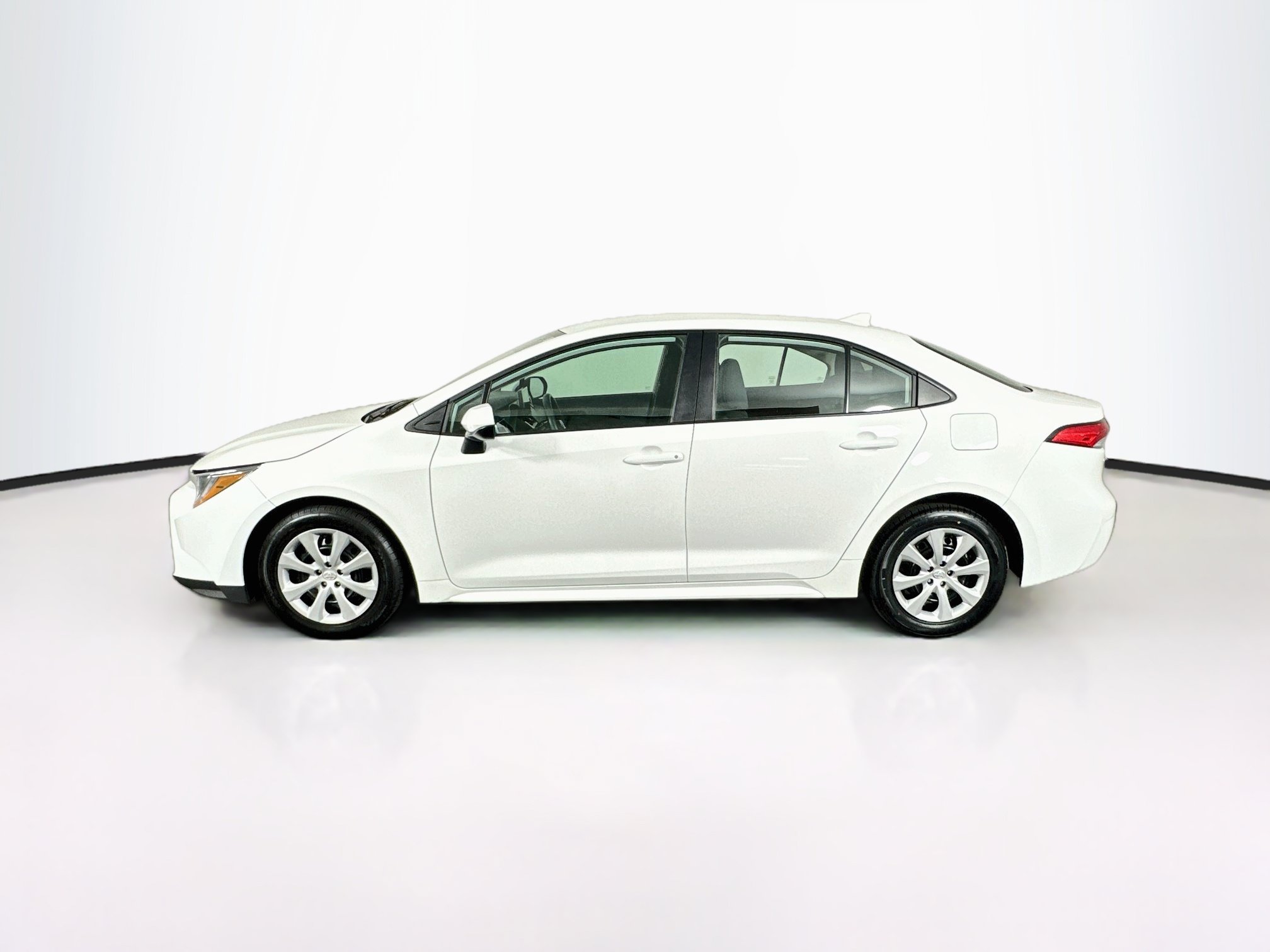 Used 2025 Toyota Corolla LE FWD image 4