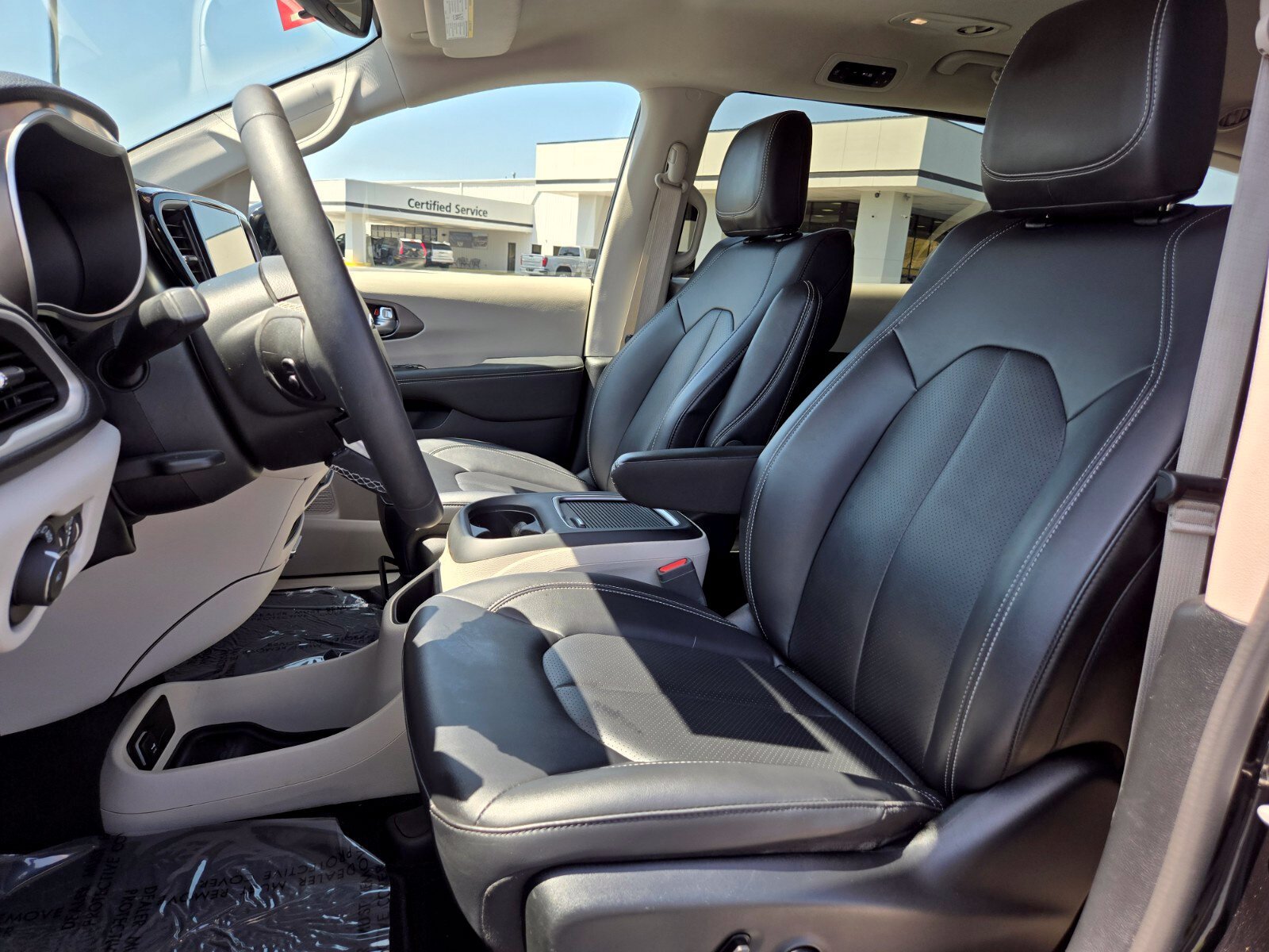 Used 2024 Chrysler Pacifica Limited FWD image 9