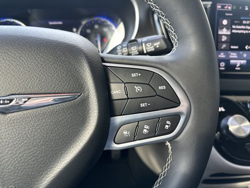 Used 2024 Chrysler Pacifica Touring-L image 31