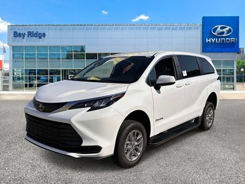 Used 2026 Toyota Sienna LE FWD image 10