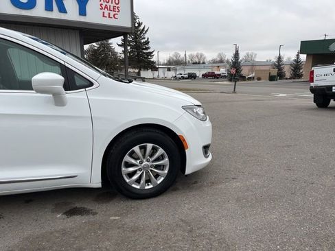 Used 2018 Chrysler Pacifica Touring-L w/ Premium Audio Group FWD image 17
