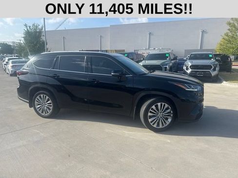 Used 2025 Toyota Highlander Platinum AWD/4WD image 2