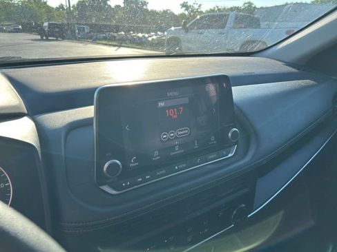 Used 2024 Nissan Rogue S FWD image 9