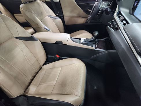 Used 2019 Lexus ES 300h Ultra Luxury w/ Accessory Package 2 FWD image 21