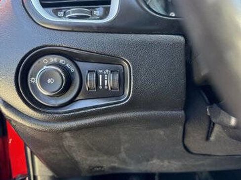 Used 2021 Jeep Renegade Latitude AWD/4WD image 16
