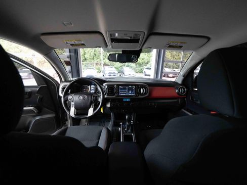 Used 2021 Toyota Tacoma SR5 AWD/4WD image 19