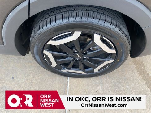 Used 2024 Kia Telluride EX w/ EX Captain's Chair Package image 9