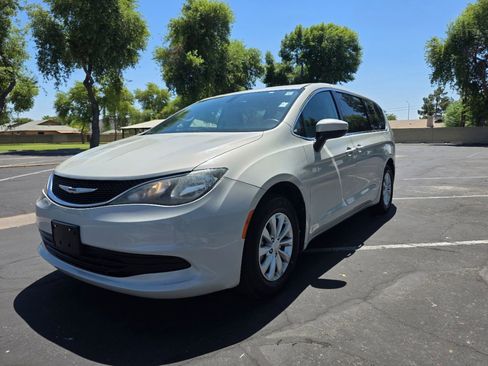 Used 2017 Chrysler Pacifica Touring w/ Tire & Wheel Group FWD image 6