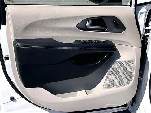 Used 2023 Chrysler Pacifica Touring-L FWD image 24