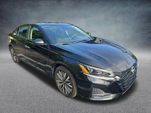 Used 2025 Nissan Altima 2.5 SV FWD image 9