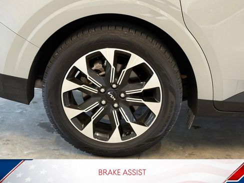 Used 2024 Kia Carnival EX FWD image 7