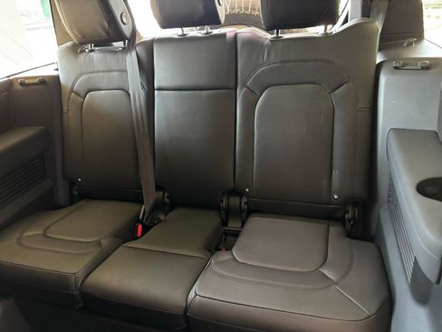 Used 2023 Land Rover Defender 130 SE image 18