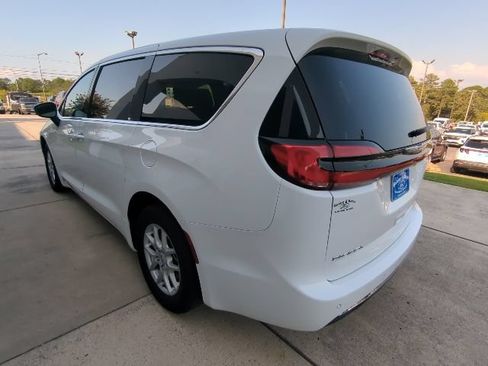 Used 2024 Chrysler Pacifica Touring-L FWD image 5