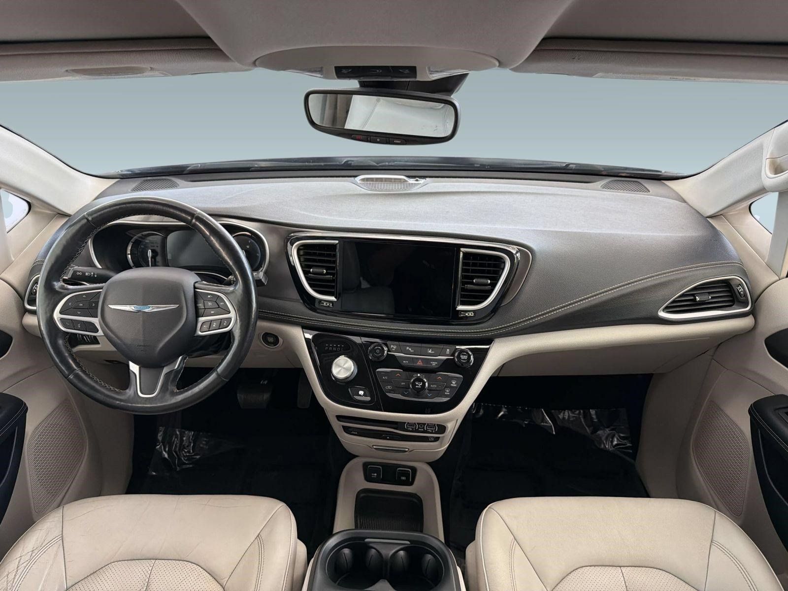 Used 2021 Chrysler Pacifica Touring-L w/ Uconnect Theater Family Group FWD image 16