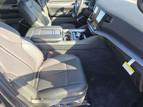 New 2026 Jeep Grand Wagoneer L 4WD w/ Premium Group I image 32