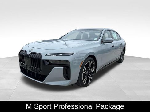 Used 2025 BMW 760i xDrive w/ Executive Package image 3