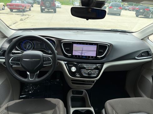 Used 2022 Chrysler Voyager LX FWD image 29