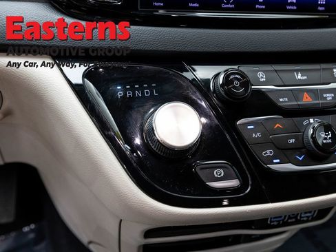 Used 2022 Chrysler Pacifica Touring-L image 13